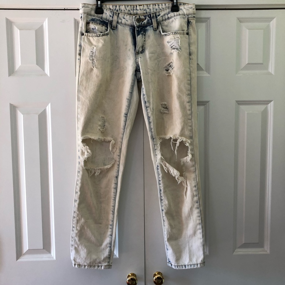 ⭐️ Carmar Distressed Denim